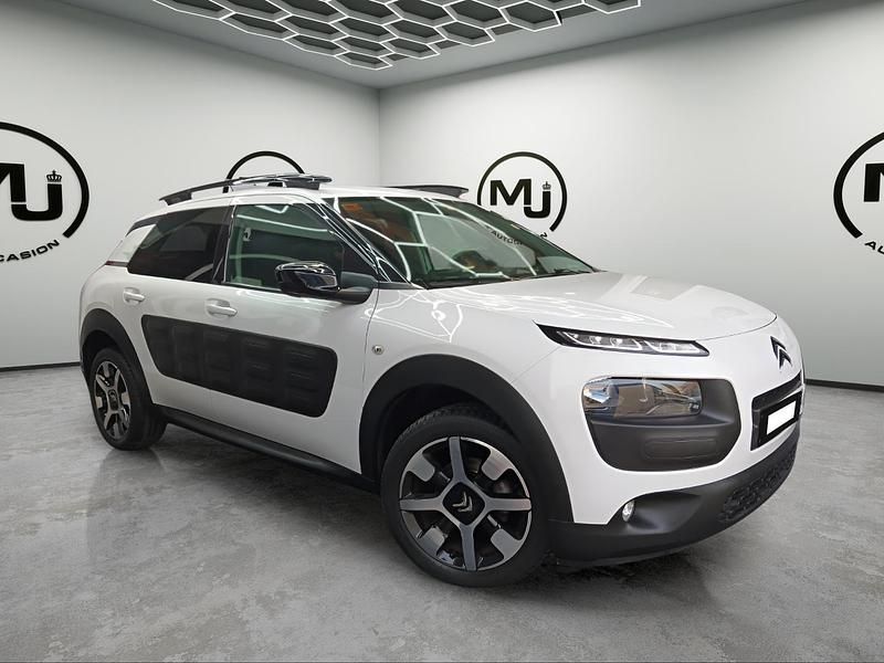 Begagnad Citroën C4 Live 82 HK (60 kW) 2016 Vit SUV