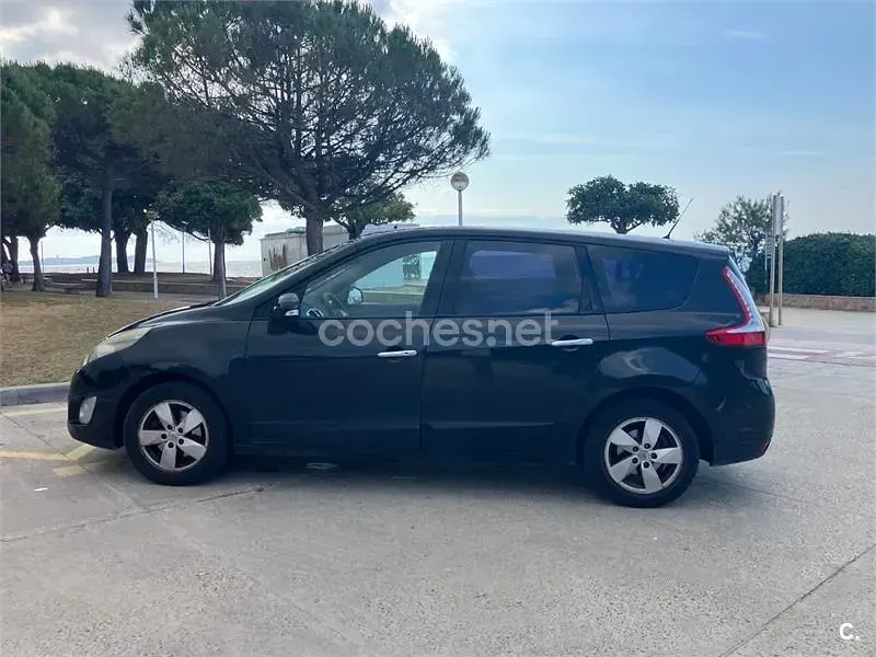 Usado Renault Grand Scénic II Dynamique 130 CV (95 kW) 2009 Negro Monovolumen