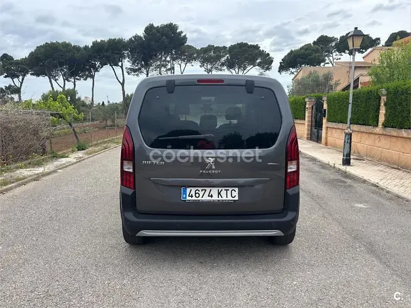 Usado Peugeot Rifter GT-line 110 CV (80 kW) 2019 Gris / plata Monovolumen