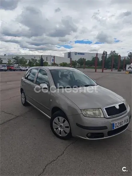 Usado Skoda Fabia Style 80 CV (58 kW) 2008 Gris / plata Berlina