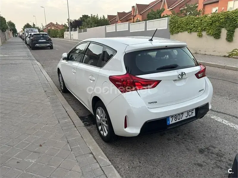 Usado Toyota Auris Active 132 CV (97 kW) 2015 Blanco Berlina