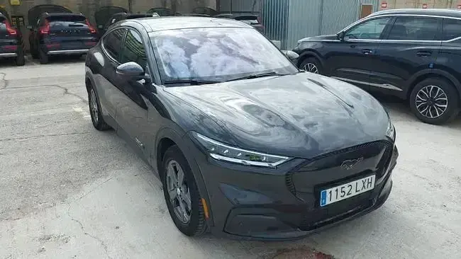 Usado Ford Mustang Mach-E 216 kW (294 CV) 2022 Gris SUV