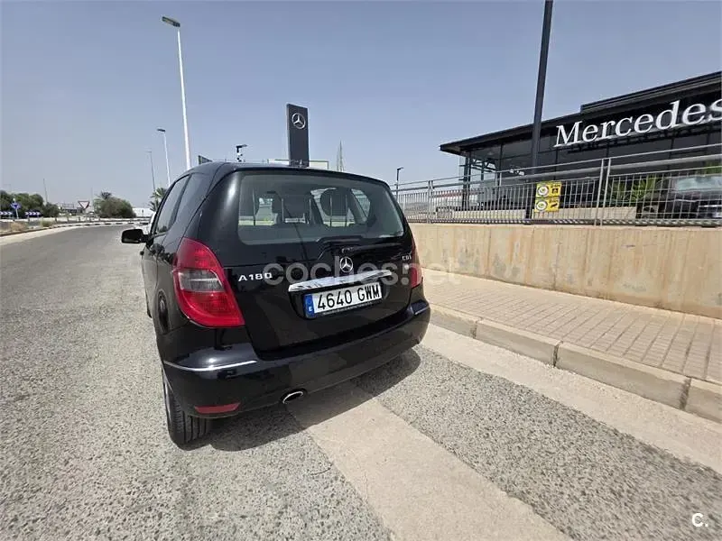 Usado Mercedes A180 Exclusive 109 CV (80 kW) 2010 Negro Monovolumen