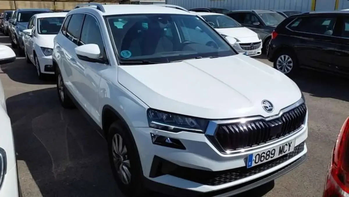 Usado Skoda Karoq Ambition 150 CV (110 kW) 2022 Blanco SUV