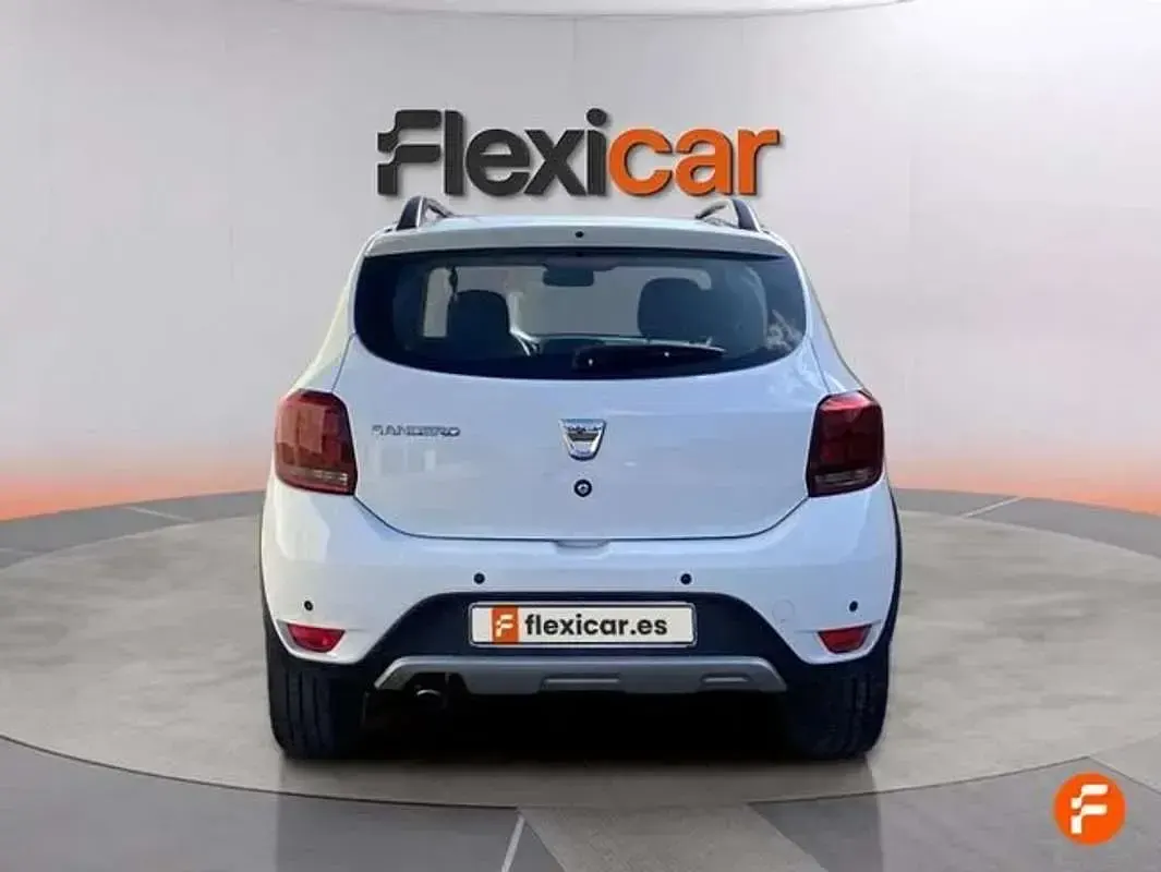 Usado Dacia Sandero Comfort 91 CV (66 kW) 2018 Blanco Utilitario