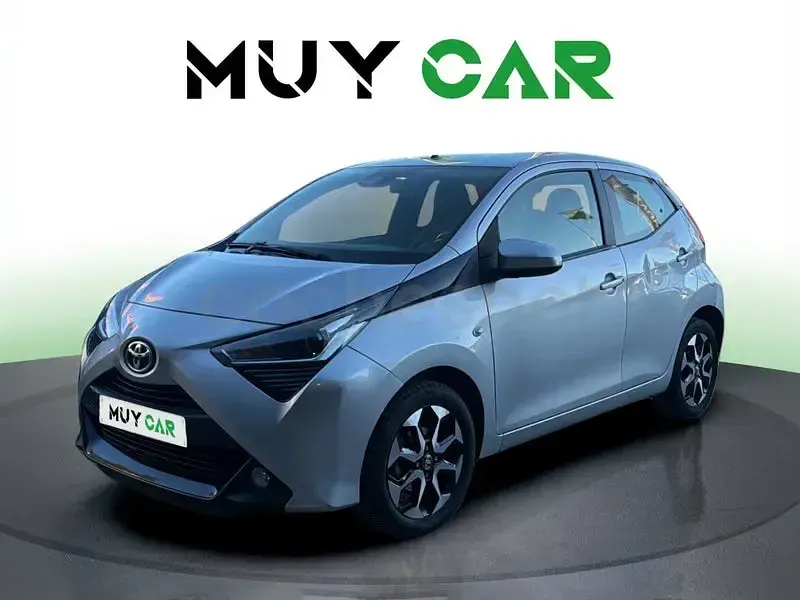 Usado Toyota Aygo X-play 72 CV (52 kW) 2020 Plateado Utilitario