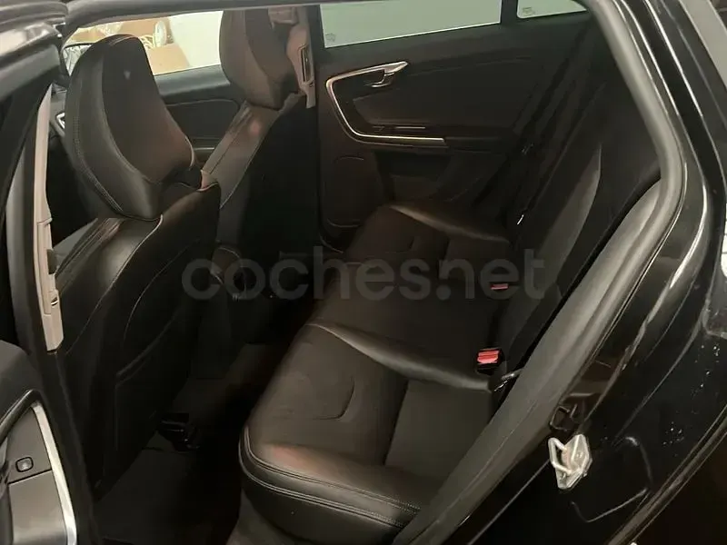 Usado Volvo V60 Momentum 120 CV (88 kW) 2018 Negro Familiar