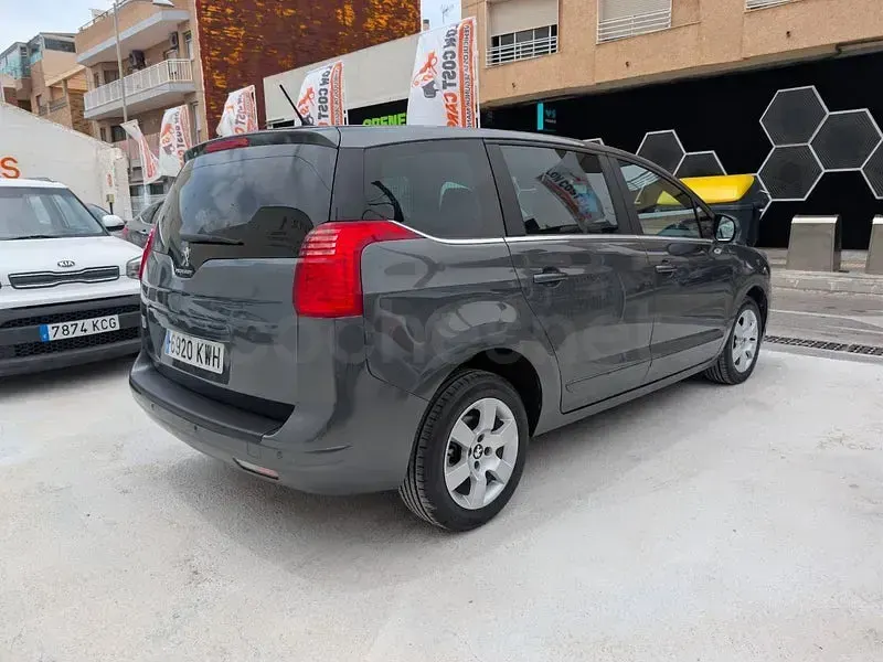 Usado Peugeot 5008 Active 115 CV (84 kW) 2013 Gris / plata Monovolumen