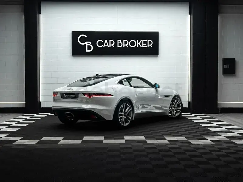 Usado Jaguar F-Type R-Dynamic 300 CV (220 kW) 2018 Blanco Coupe