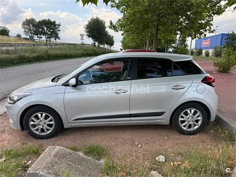 Usado Hyundai i20 84 CV (61 kW) 2016 Blanco Berlina