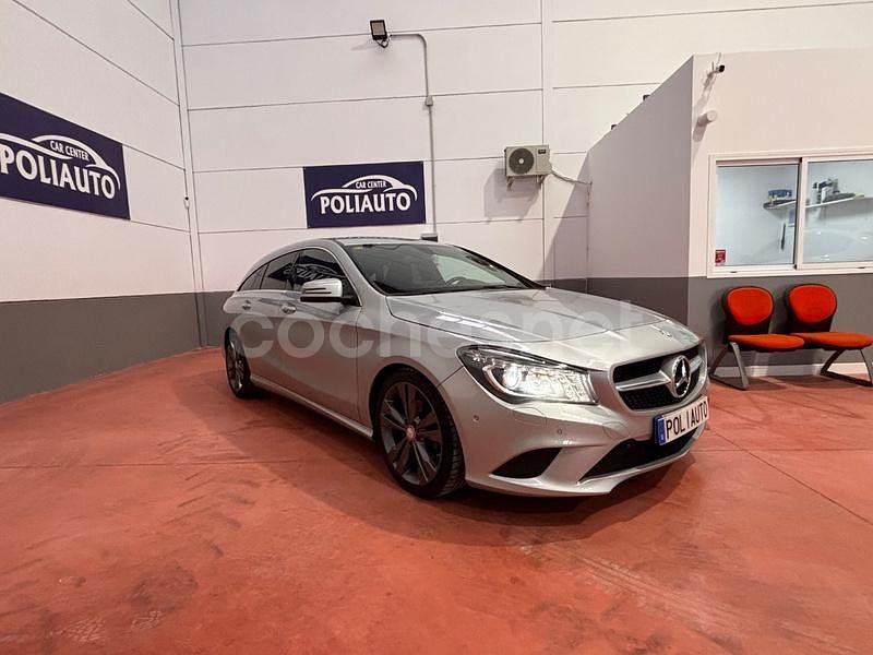 Usado Mercedes CLA220 Shooting Brake Urban 177 CV (130 kW) 2015 Gris / plata Familiar