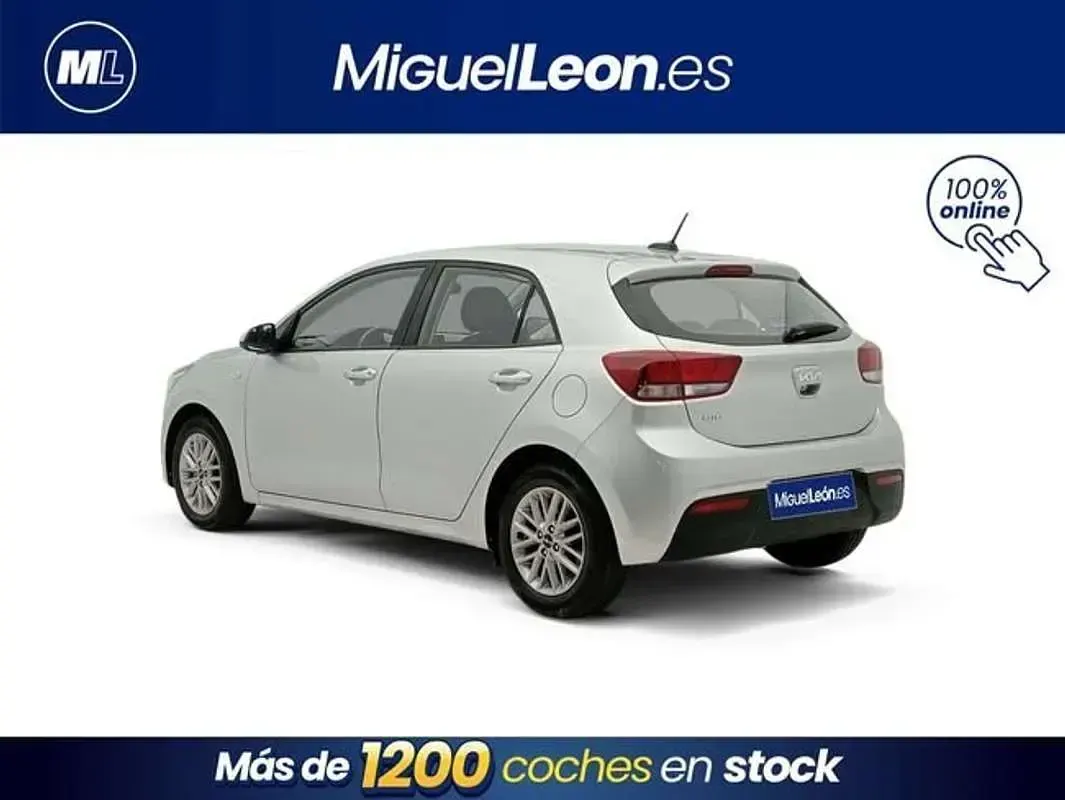 Usado Kia Rio 84 CV (61 kW) 2022 Gris Utilitario