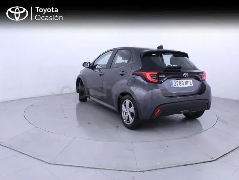 Usado Toyota Yaris Hybrid Active 116 CV (85 kW) 2025 Gris / plata Berlina