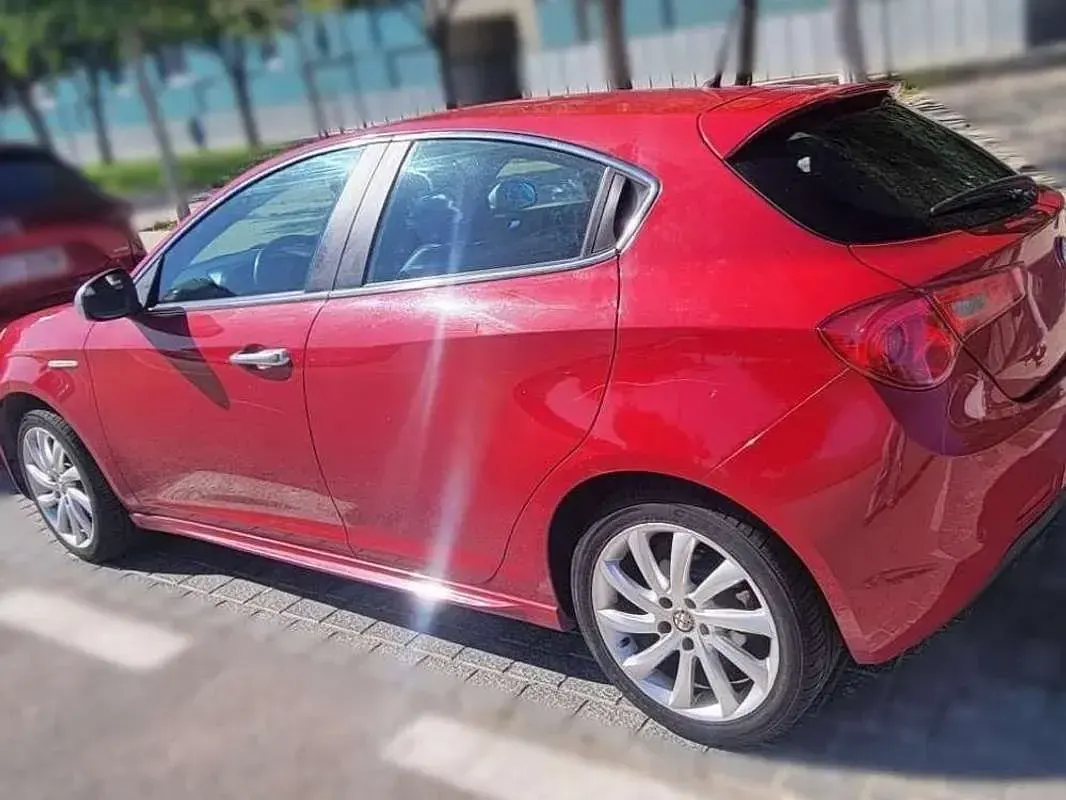 Usado Alfa Romeo Giulietta 170 CV (125 kW) 2011 Rojo Utilitario