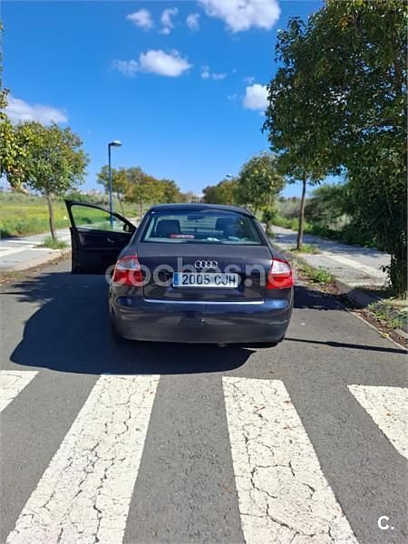 Usado Audi A4 130 CV (95 kW) 2003 Azul Berlina