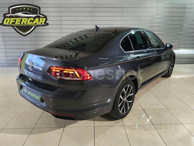 Usado VW Passat Executive 120 CV (88 kW) 2020 Gris / plata Berlina