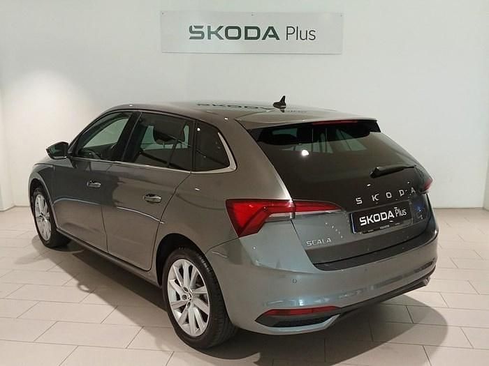 Usado Skoda Scala Selection 115 CV (84 kW) 2024 Gris Utilitario
