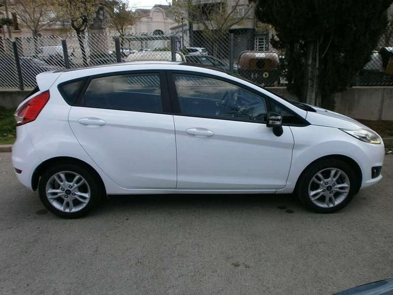 Usado Ford Fiesta Trend 82 CV (60 kW) 2017 Blanco Utilitario