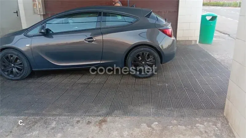 Usado Opel Astra GTC Sportive 130 CV (95 kW) 2015 Gris / plata Berlina