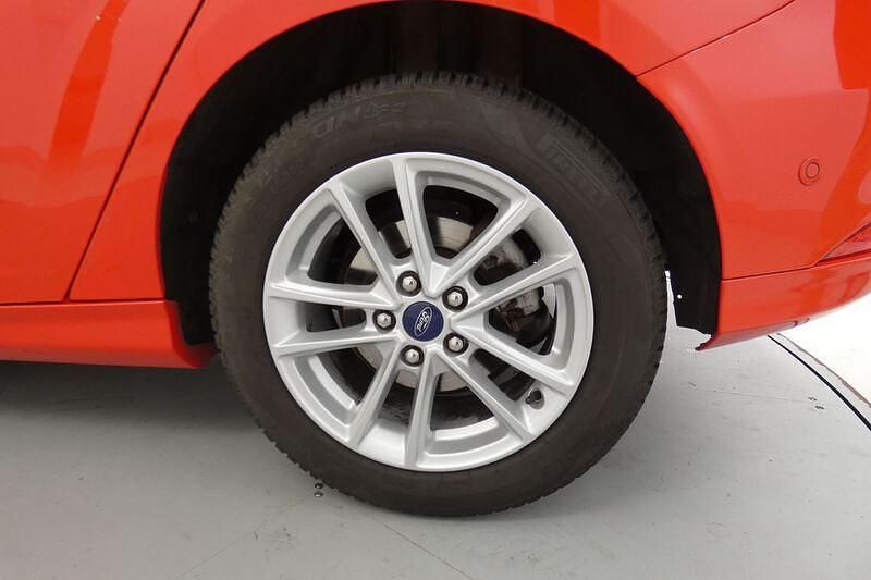 Usado Ford Focus Trend+ 125 CV (91 kW) 2017 Rojo Berlina