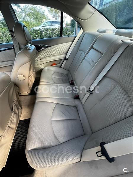 Usado Mercedes E270 Elegance 170 CV (125 kW) 2003 Azul Berlina