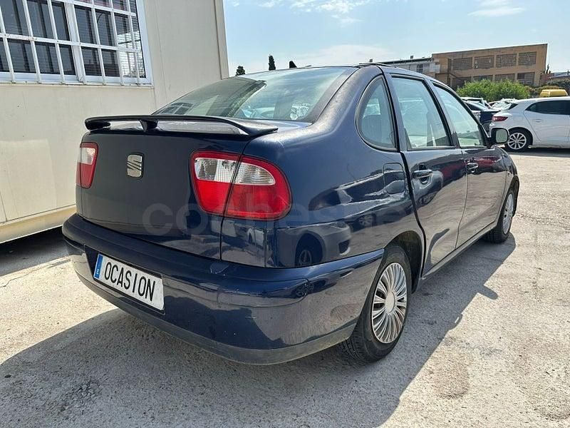 Usado Seat Cordoba Stella 75 CV (55 kW) 2001 Azul Berlina