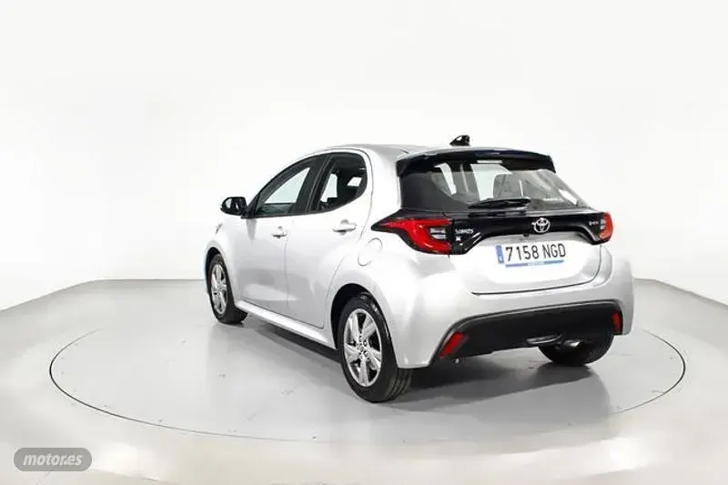Usado Toyota Yaris Hybrid Active 116 CV (85 kW) 2025 Gris Berlina