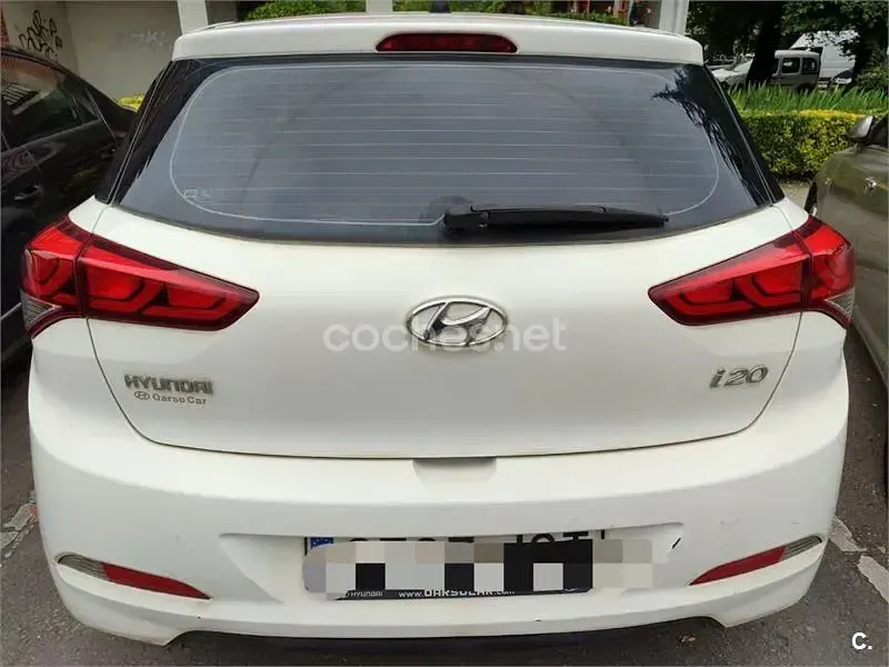 Usado Hyundai i20 84 CV (61 kW) 2015 Blanco Berlina
