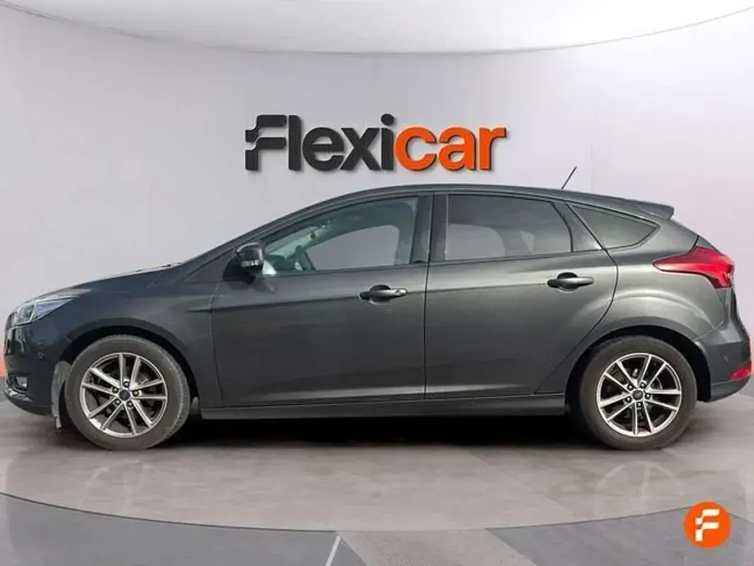 Usado Ford Focus Titanium 125 CV (91 kW) 2018 Gris Utilitario