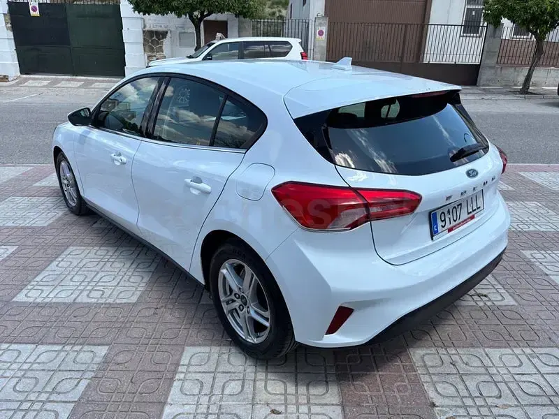 Używany Ford Focus Active 120 KM (88 kW) 2021 Biały Sedan/Limuzyna