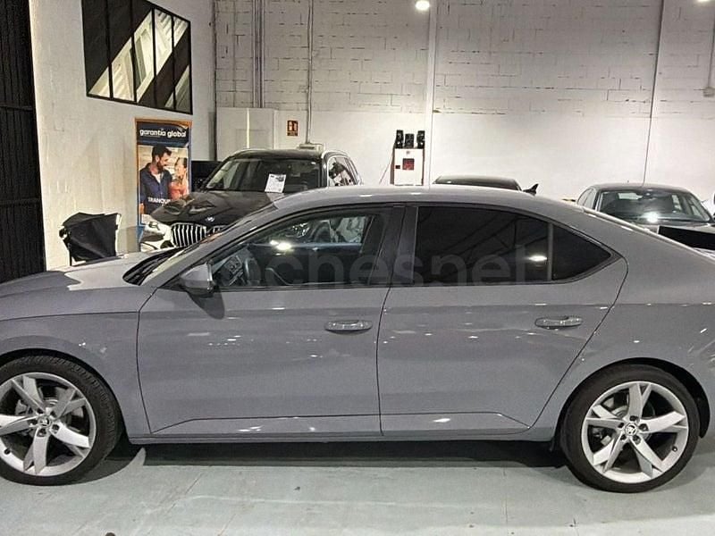 Usado Skoda Superb SportLine 150 HP (110 kW) 2018 Cinzento Sedan