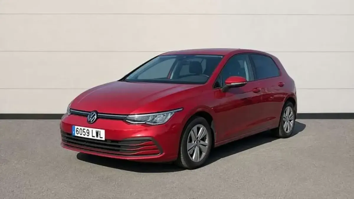 Usado VW Golf VIII Life 110 CV (80 kW) 2022 Rojo Berlina