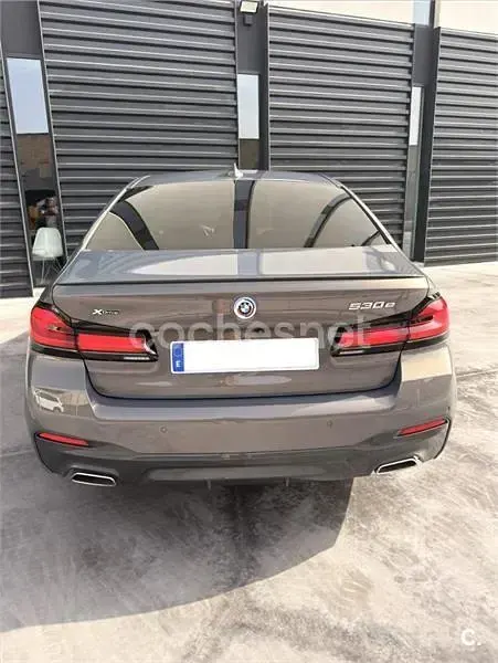 Usado BMW 530e Comfort Edition 292 CV (214 kW) 2022 Gris / plata Berlina