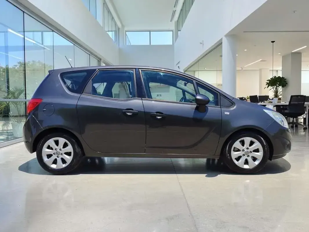 Usado Opel Meriva Cosmo 110 CV (80 kW) 2012 Gris Monovolumen