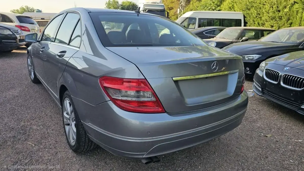 Usado Mercedes C180 Avantgarde 120 CV (88 kW) 2011 Gris / plata Berlina