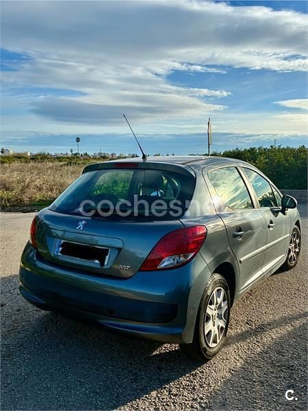 Usado Peugeot 207 Envy 70 CV (51 kW) 2011 Gris / plata Berlina