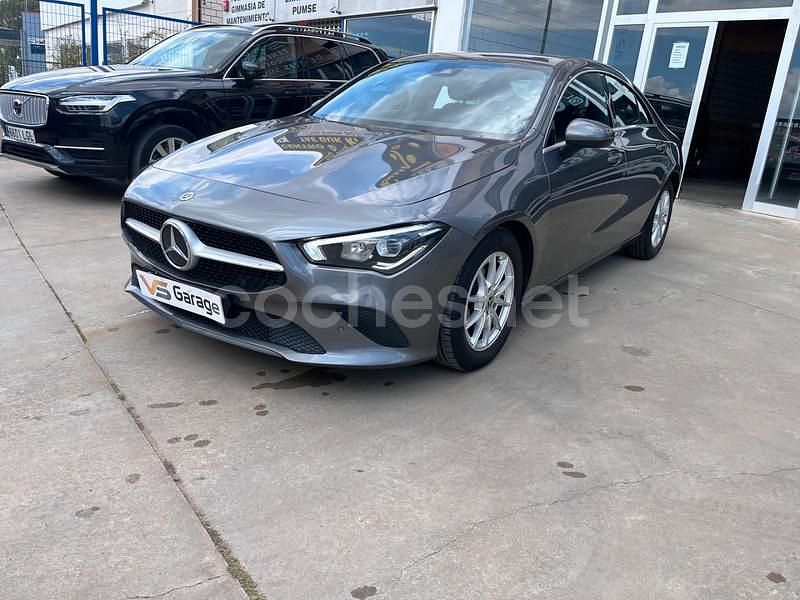 Gris / plata Usado 2022 Mercedes CLA200 Berlina | 26.500 € (Buen precio) - Imagen 1/4