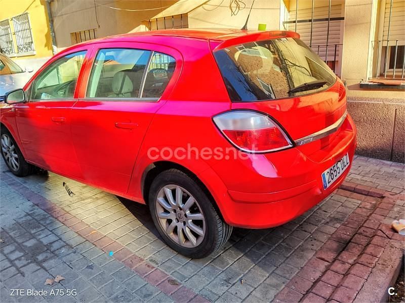 Rojo Usado 2006 Opel Astra Cosmo Berlina | 2000 € (Buen precio) - Imagen 1/4
