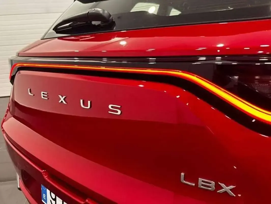 Usado Lexus LBX 136 CV (100 kW) 2025 Rojo SUV