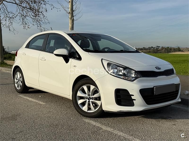 Usado Kia Rio 84 CV (61 kW) 2017 Blanco Berlina