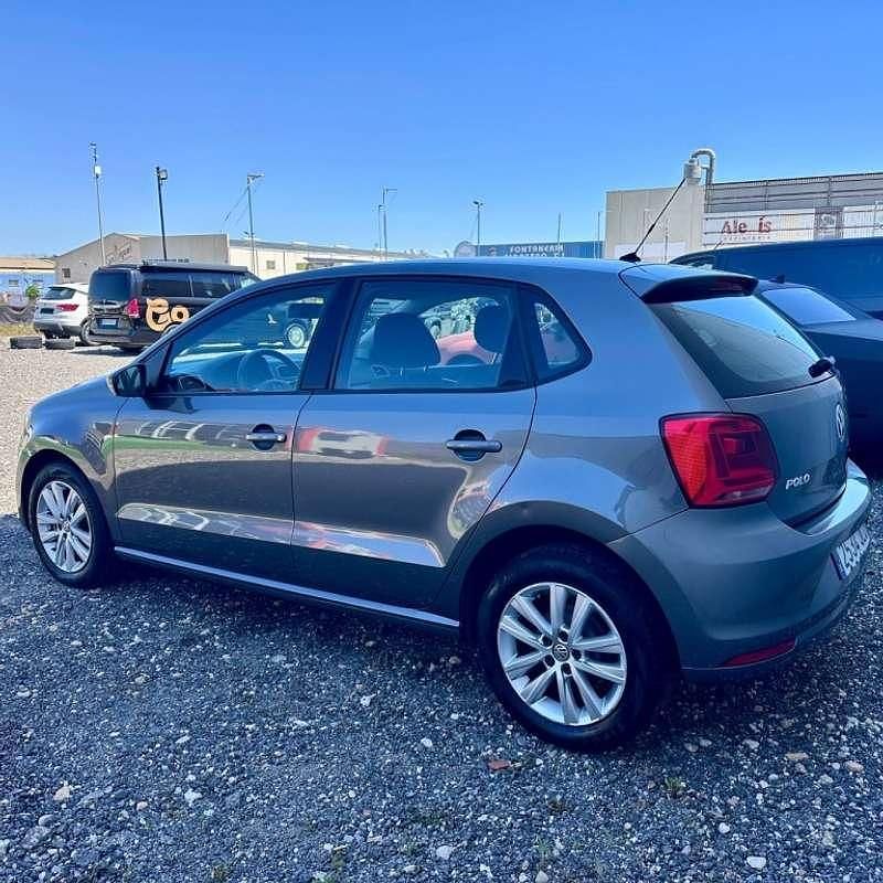 Usado VW Polo 75 CV (55 kW) 2015 Gris Utilitario