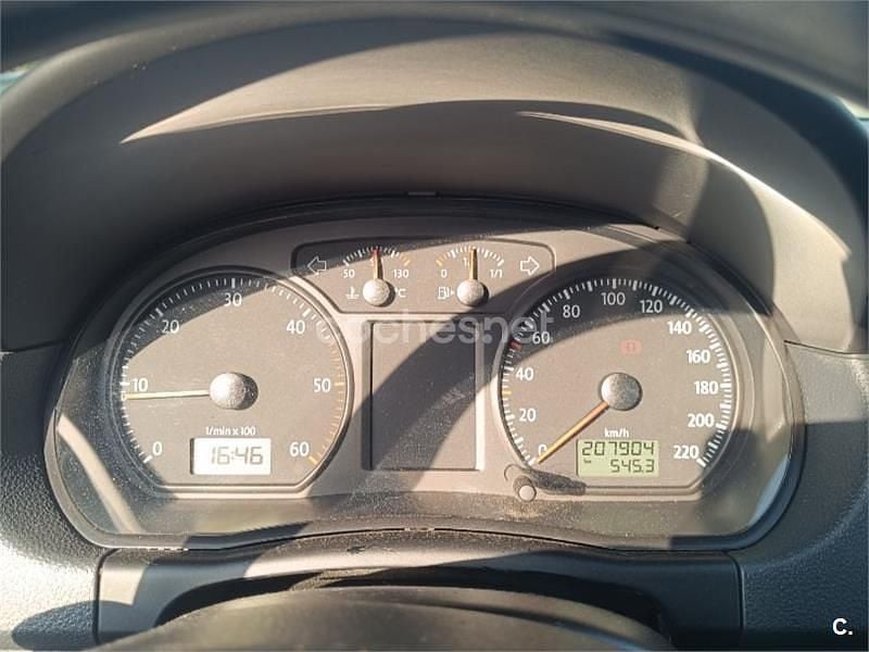 Usado VW Polo Advance 70 CV (51 kW) 2005 Gris / plata Utilitario