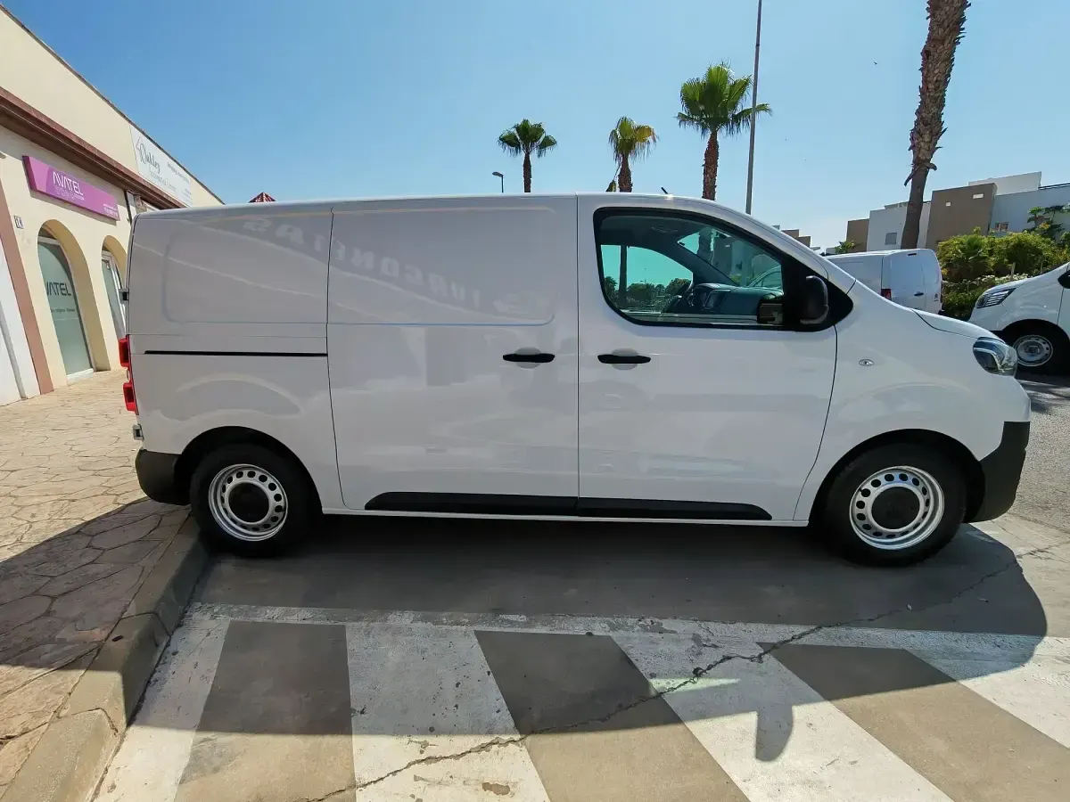 Usado Toyota Proace Plus 120 CV (88 kW) 2023 Blanco Monovolumen