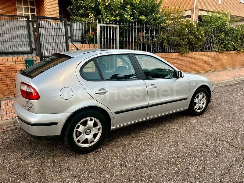 Usado Seat Leon Sport 105 CV (77 kW) 2001 Gris / plata Berlina