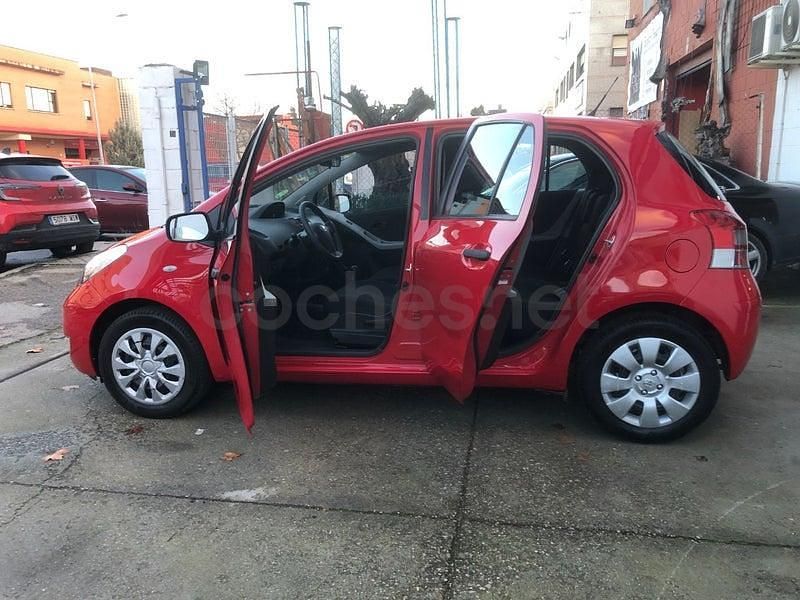 Usado Toyota Yaris Live 69 CV (50 kW) 2011 Rojo Utilitario