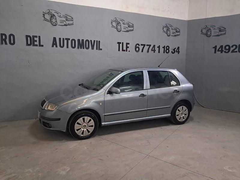 Usado Skoda Fabia 70 CV (51 kW) 2006 Azul Berlina