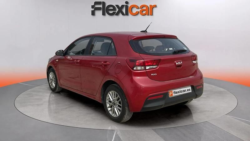 Usado Kia Rio 84 CV (61 kW) 2022 Rojo Berlina