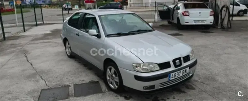Usado Seat Cordoba Sport 110 CV (80 kW) 2002 Gris / plata Berlina