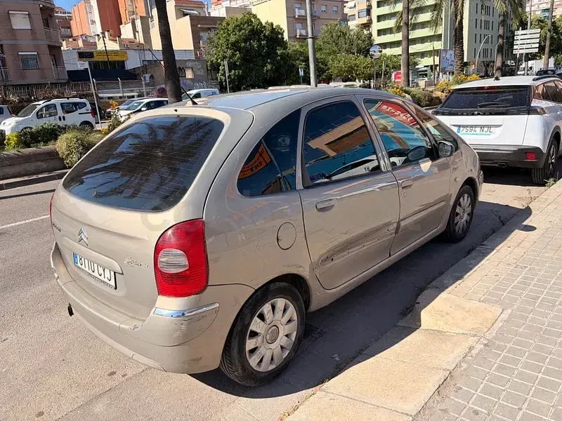 Usado Citroën Xsara Picasso Exclusive 90 CV (66 kW) 2004 Beige Monovolumen