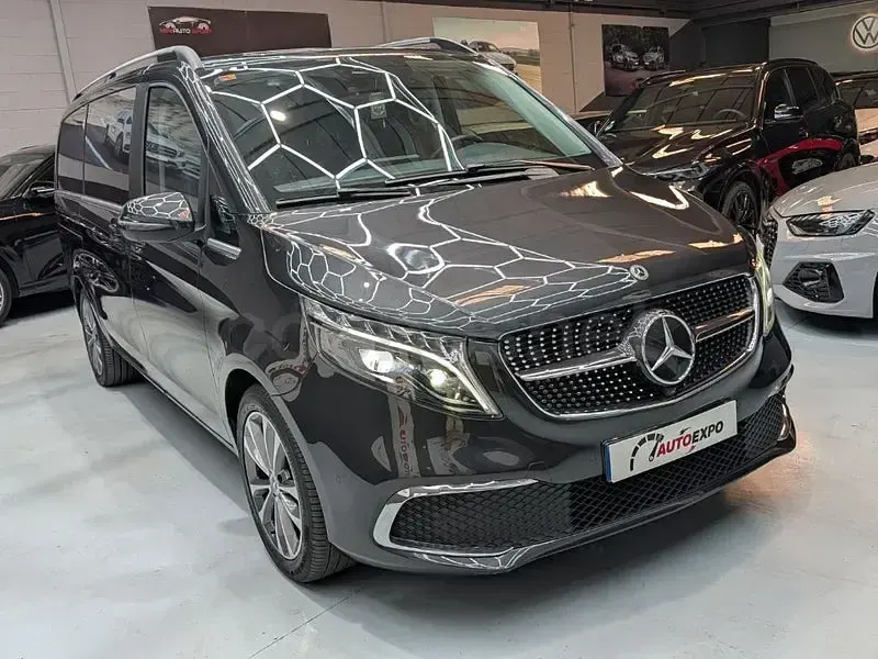 Usado Mercedes V300 Avantgarde 239 CV (175 kW) 2023 Gris / plata Monovolumen